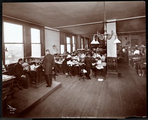 Homens e mulheres trabalhando em mesas em um escritório na Metropolitan Life Insurance Co. na 23rd Street e Madison Avenue, Nova York, 1907 (impressão em gelatina de prata)